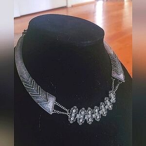 Charming Chunky Metal Necklace. 🌴